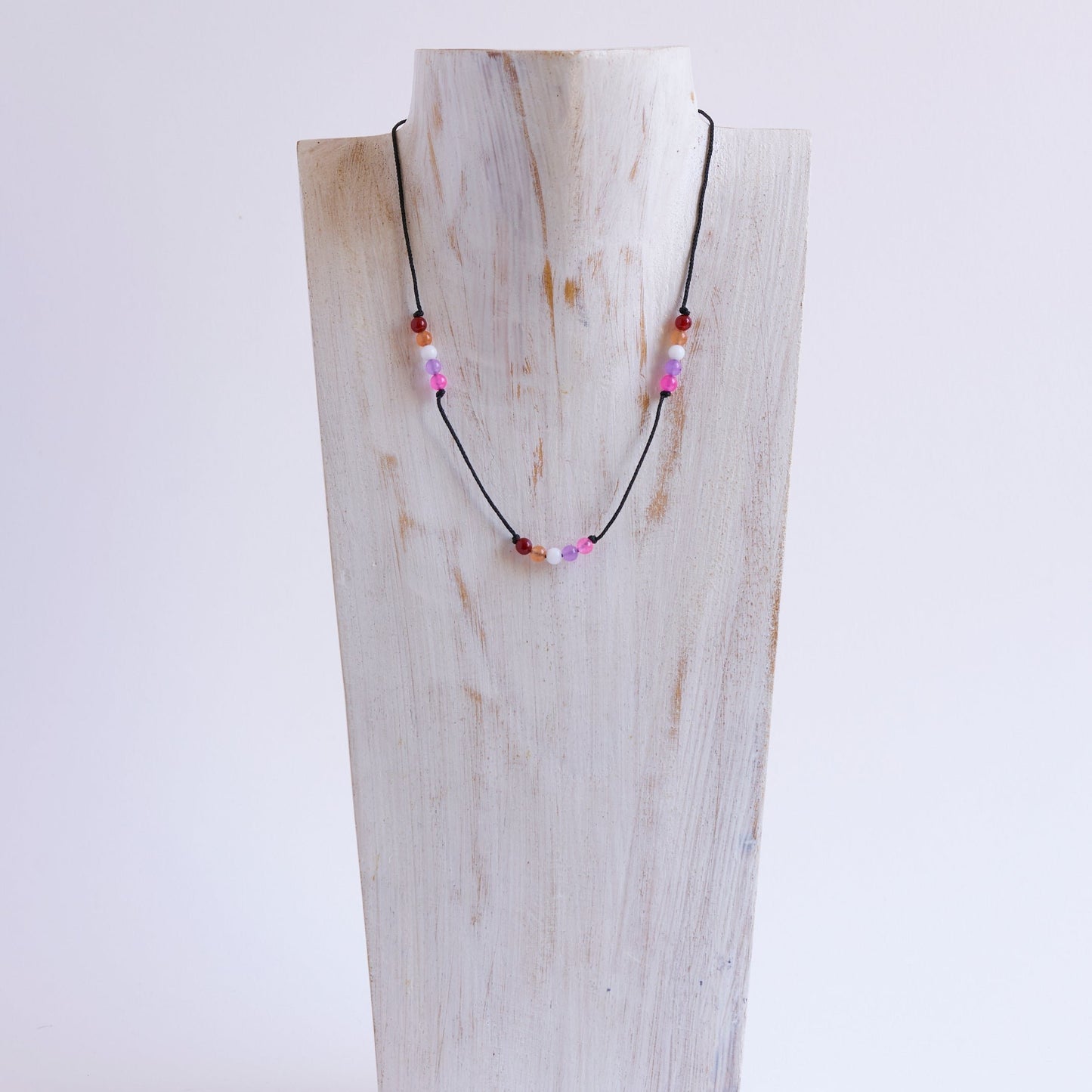 Muestra tu orgullo y conéctate con la comunidad LGBTQ+ con este collar especial, hecho a mano con ágatas naturales.