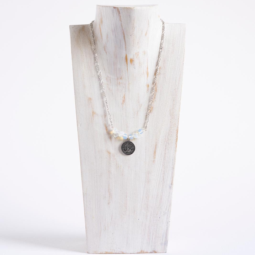 Collar informal de Escorpio, hecho a mano. Con ópalo, la piedra natural de tu signo. Diseño único para conectar con tu energía zodiacal. ¡Luce tu poder Escorpio! Collar artesanal para mujer.
