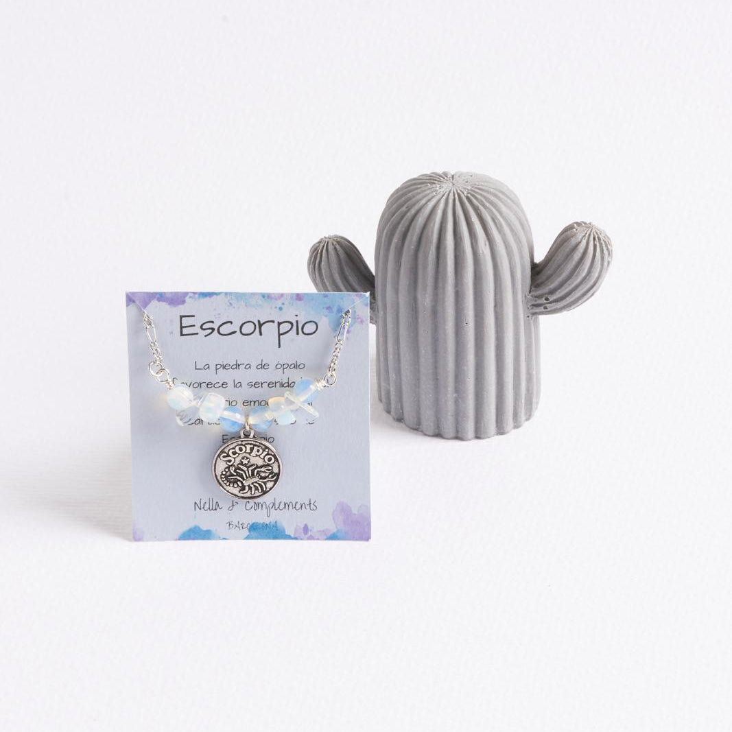 Collar informal de Escorpio, hecho a mano. Con ópalo, la piedra natural de tu signo. Diseño único para conectar con tu energía zodiacal. ¡Luce tu poder Escorpio! Collar artesanal para mujer.