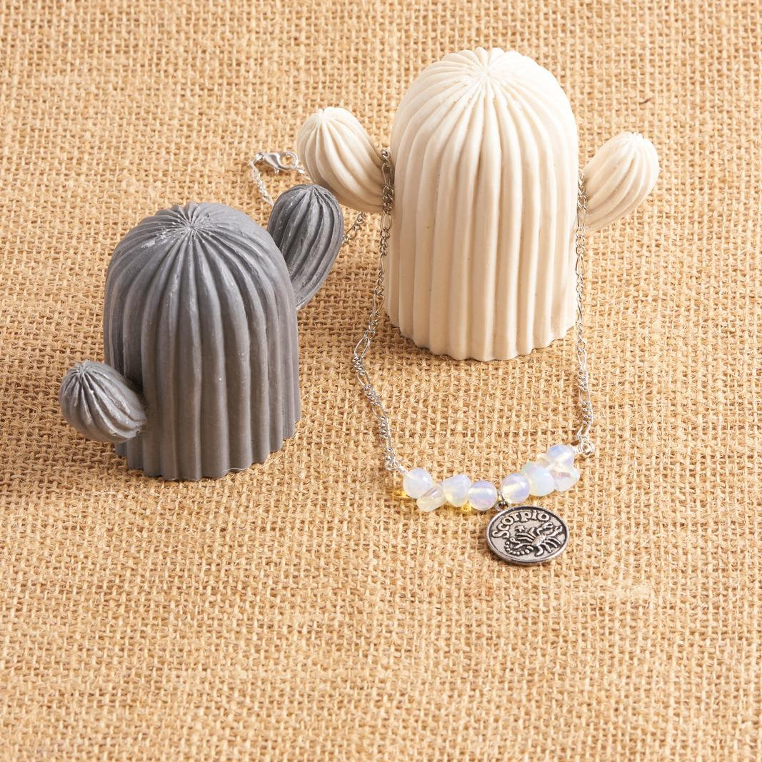 Collar informal de Escorpio, hecho a mano. Con ópalo, la piedra natural de tu signo. Diseño único para conectar con tu energía zodiacal. ¡Luce tu poder Escorpio! Collar artesanal para mujer.