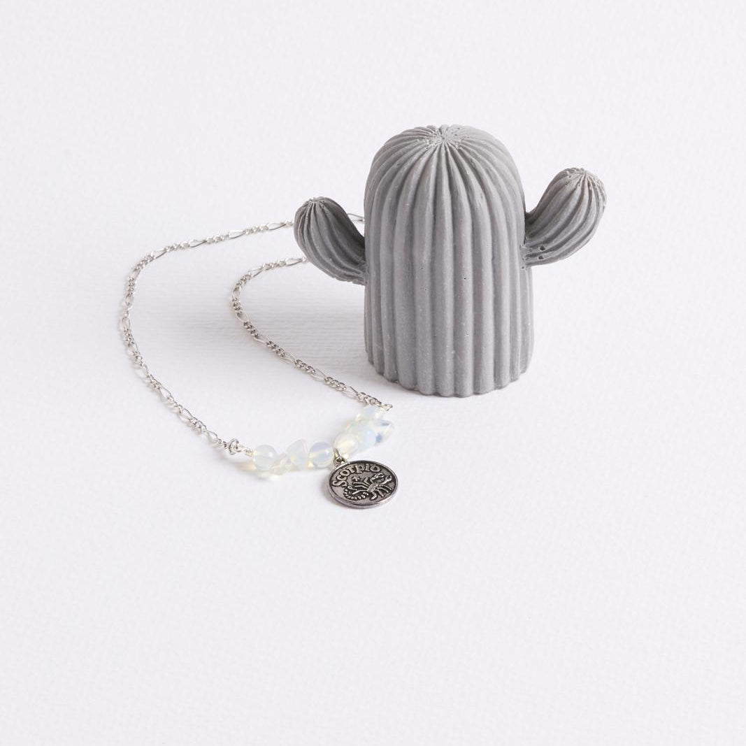 Collar informal de Escorpio, hecho a mano. Con ópalo, la piedra natural de tu signo. Diseño único para conectar con tu energía zodiacal. ¡Luce tu poder Escorpio! Collar artesanal para mujer.