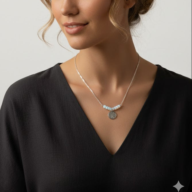 Collar informal de Escorpio, hecho a mano. Con ópalo, la piedra natural de tu signo. Diseño único para conectar con tu energía zodiacal. ¡Luce tu poder Escorpio! Collar artesanal para mujer.