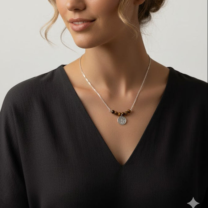 Collar del zodiaco Géminis, personalizada ideal. Con auténtica piedra de ojo de tigre, fomenta la valentía y la concentración, un reflejo de tu personalidad. Este collar con colgante de Géminis, hecho a mano, es una pieza original con un diseño único. Imagen creada con IA