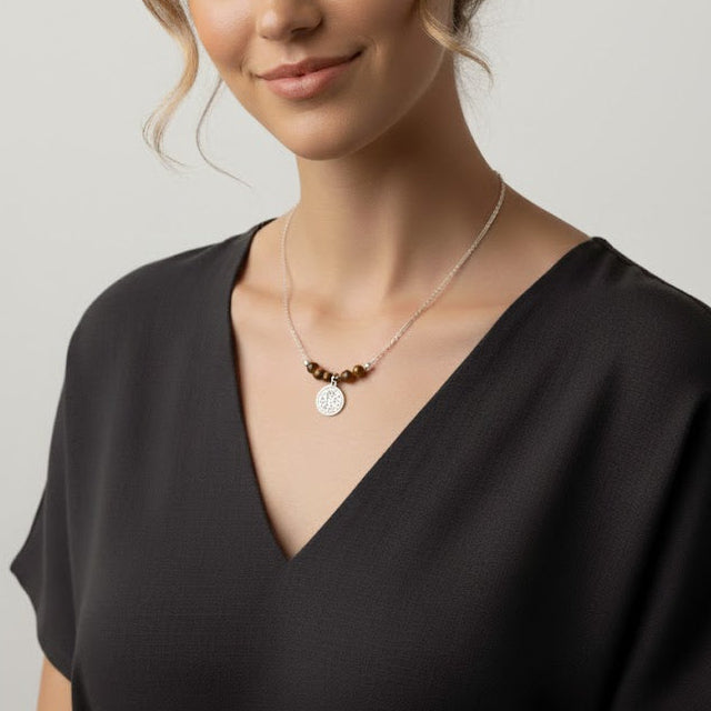Collar de cadena con colgante Zodiaco Leo y auténtica Piedra Ojo de Tigre. Joyería artesanal única y hecha a mano con piedras naturales. Imagen creada con IA