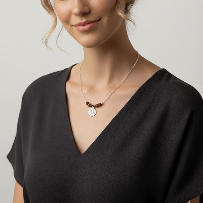 Collar del zodíaco Libra con auténtico Lapislázuli. Joyería hecha a mano que potencia tu equilibrio y paz. ¡El regalo perfecto. Imagen creada con IA