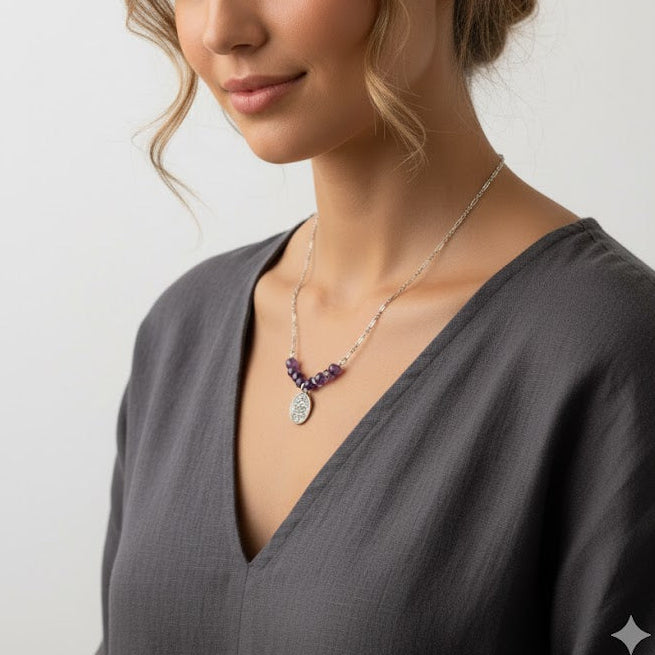 Collar Signo zodiacal de Virgo con Amatista natural. Joyería hecha a mano con piedras naturales de alta energía. ¡Piezas limitadas! El regalo perfecto que atrae calma y protección. Envuélvete en la magia de la Amatista!! imagen creada con IA