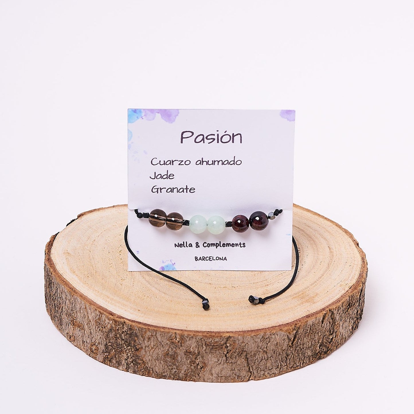 pulsera hecha a mano con piedras naturales que canalizan energías de pasión y amor. Cada pieza única no solo embellece tu muñeca, sino que también potencia tus emociones.