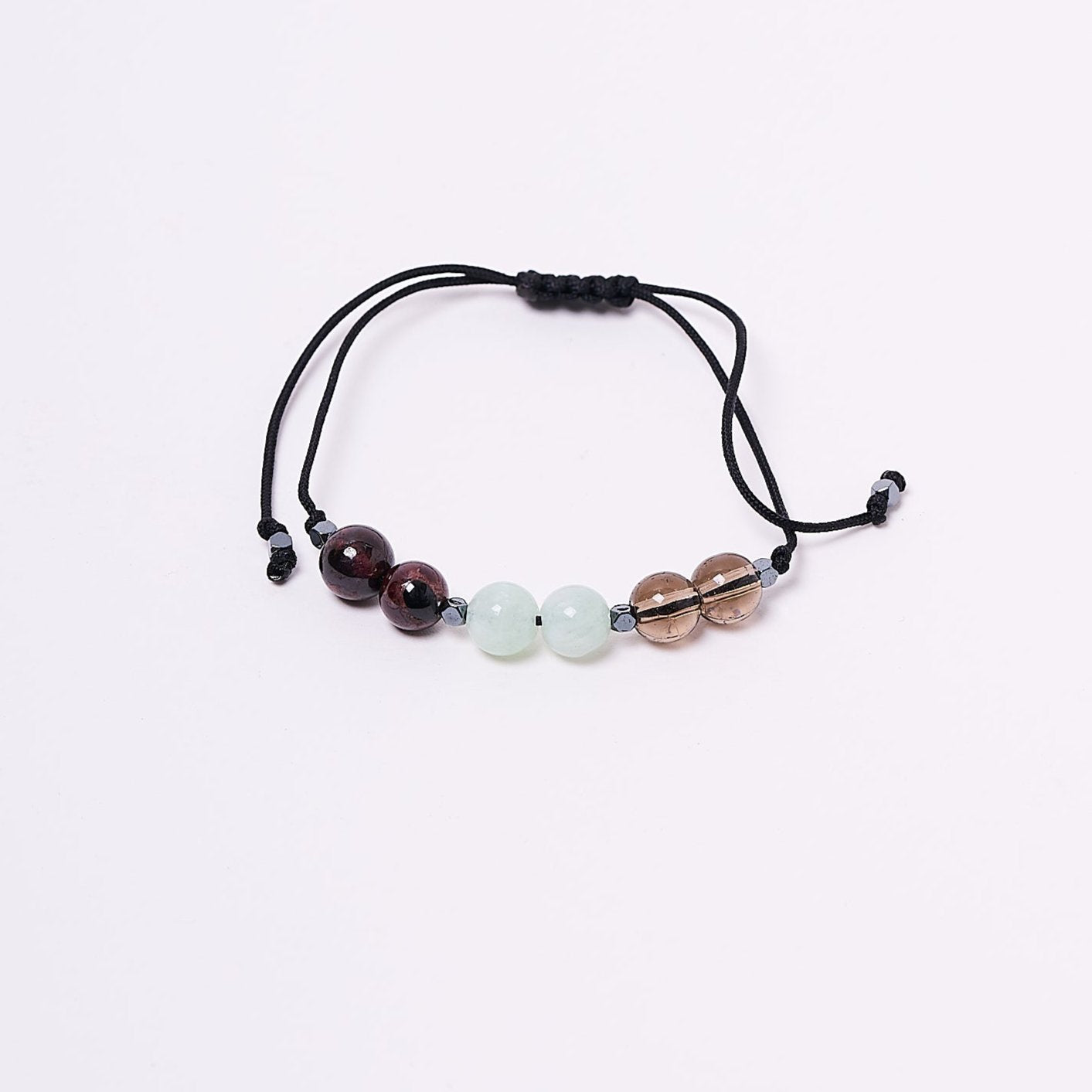 pulsera hecha a mano con piedras naturales que canalizan energías de pasión y amor. Cada pieza única no solo embellece tu muñeca, sino que también potencia tus emociones.