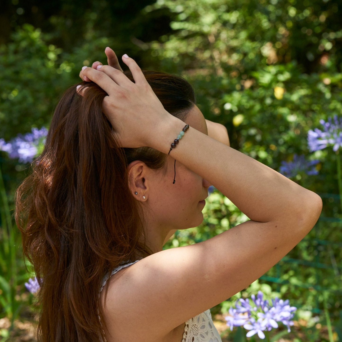 pulsera hecha a mano con piedras naturales que canalizan energías de pasión y amor. Cada pieza única no solo embellece tu muñeca, sino que también potencia tus emociones.