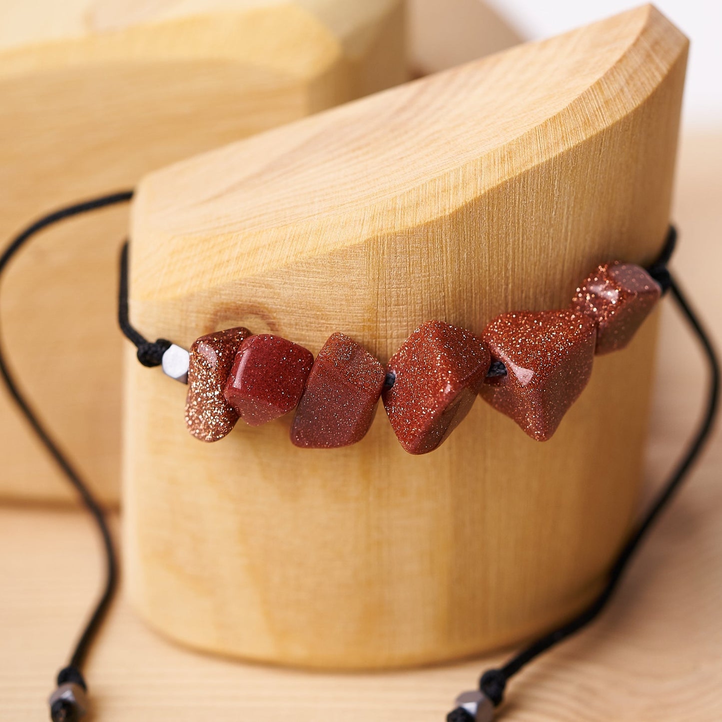 Pulsera con piedra natural de lluvia de oro. - NellayComplements #