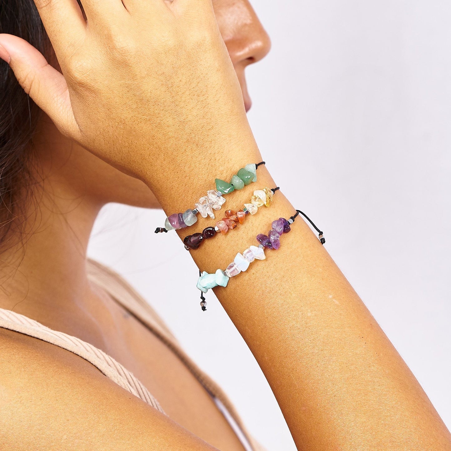 pulsera de hilo ajustable con piedras naturales irregulares, diseñada para atraer el amor, la salud y la prosperidad a los del signo de Virgo