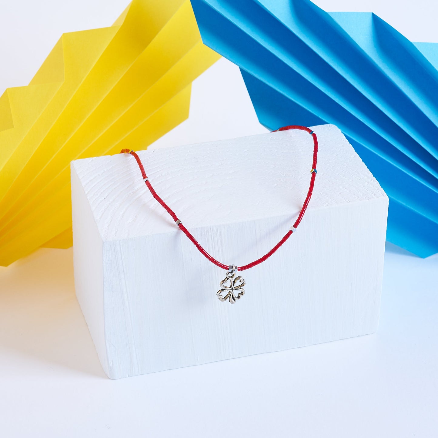 Collar de cuentas rojas con colgante de trébol de la suerte - NellayComplements #