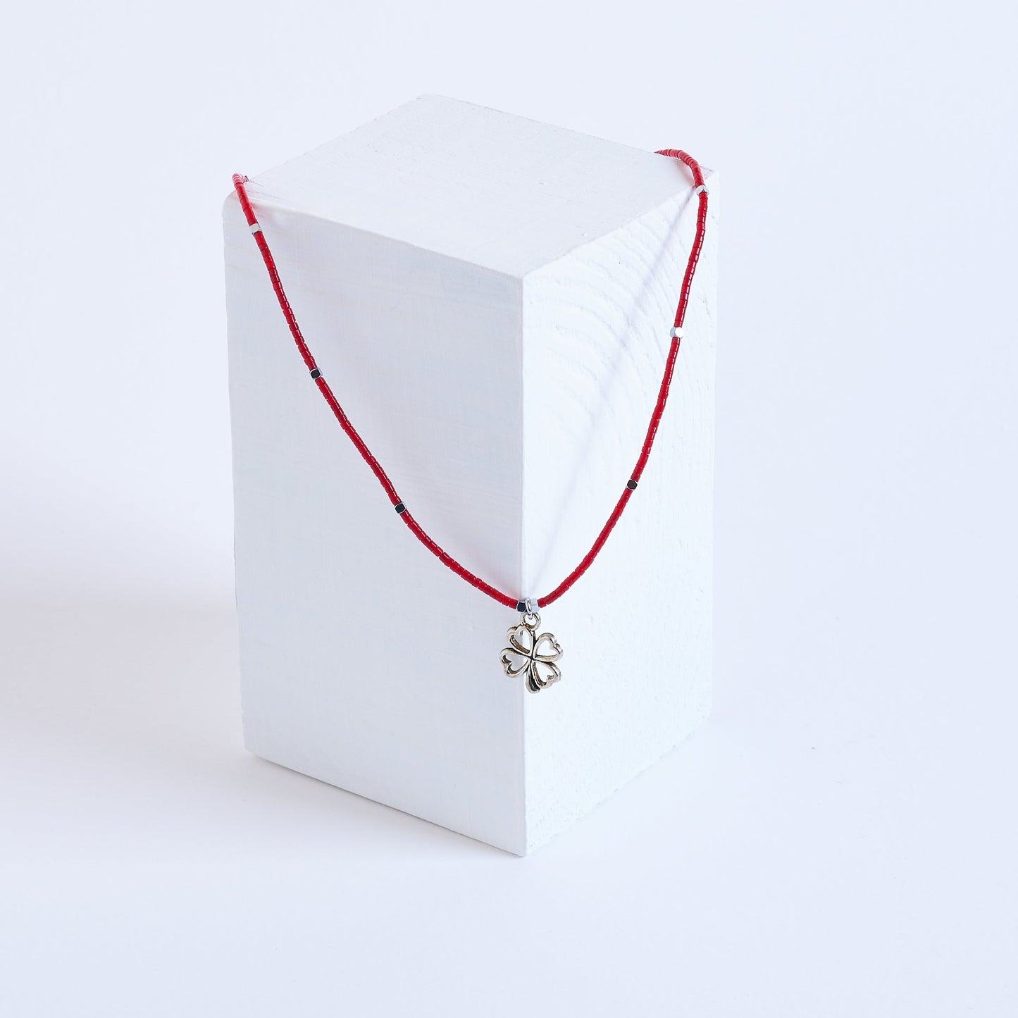 Collar de cuentas rojas con colgante de trébol de la suerte - NellayComplements #