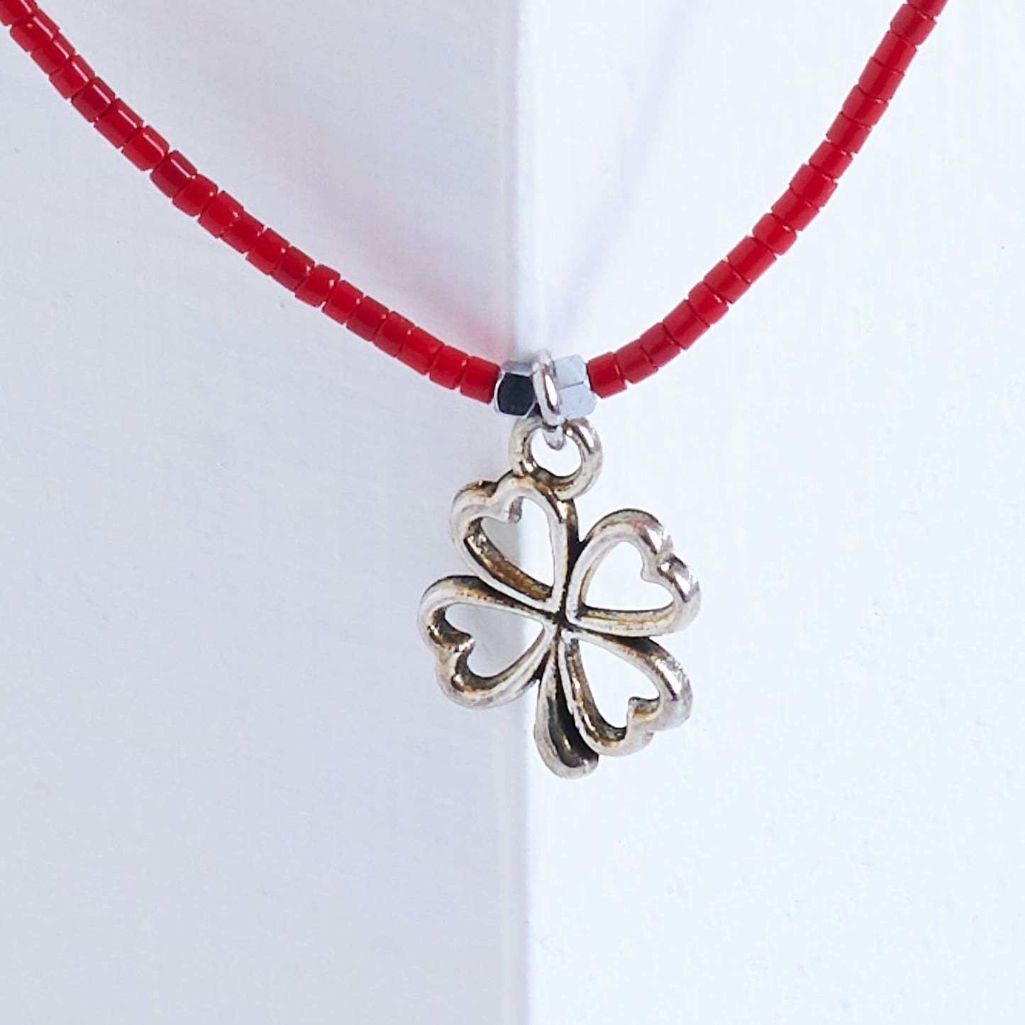 Collar de cuentas rojas con colgante de trébol de la suerte - NellayComplements #
