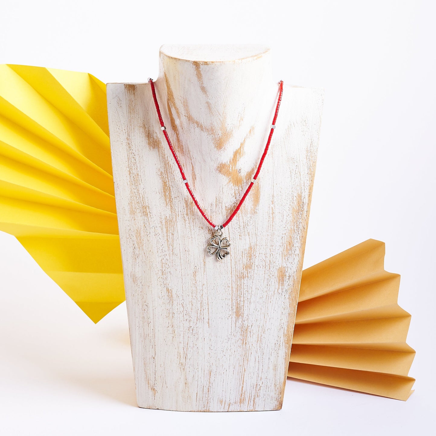Collar de cuentas rojas con colgante de trébol de la suerte - NellayComplements #