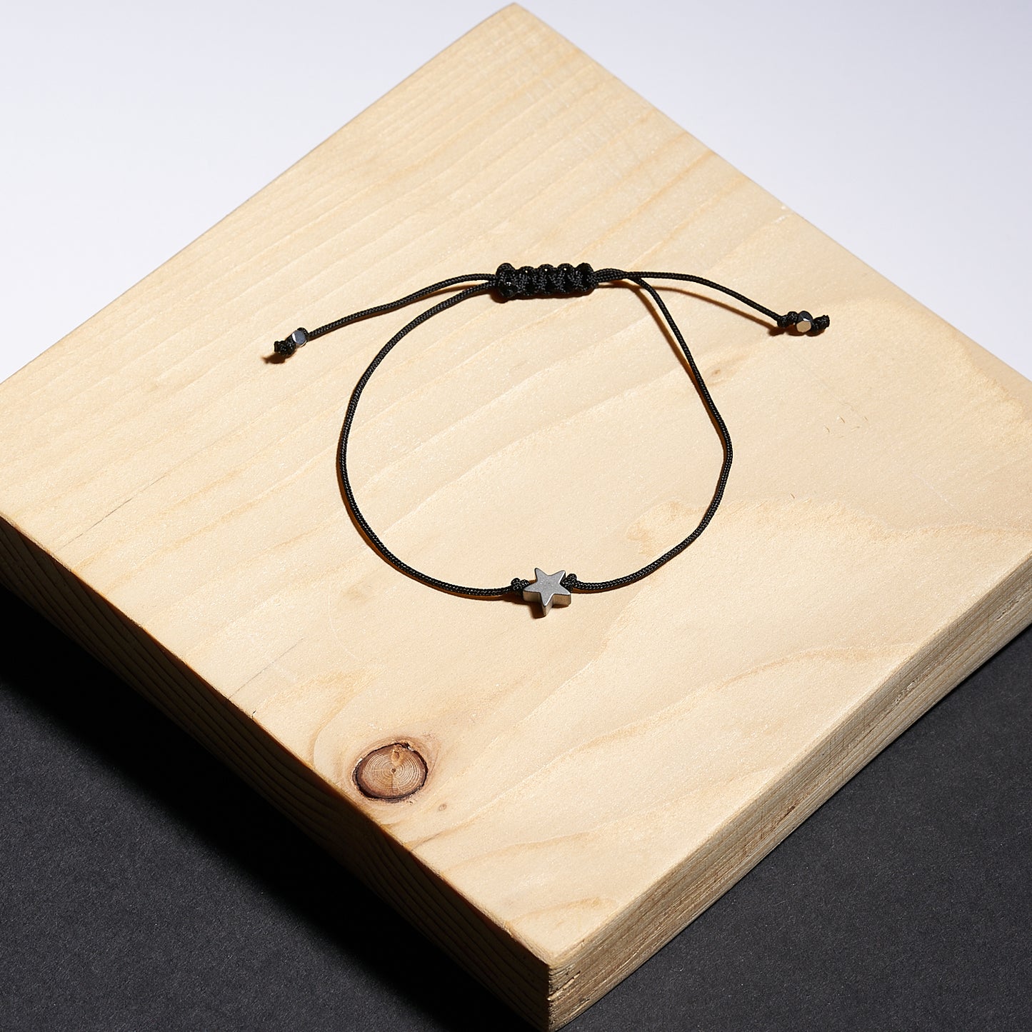 Pulsera de cordon con diminuta estrella plateada. - NellayComplements #