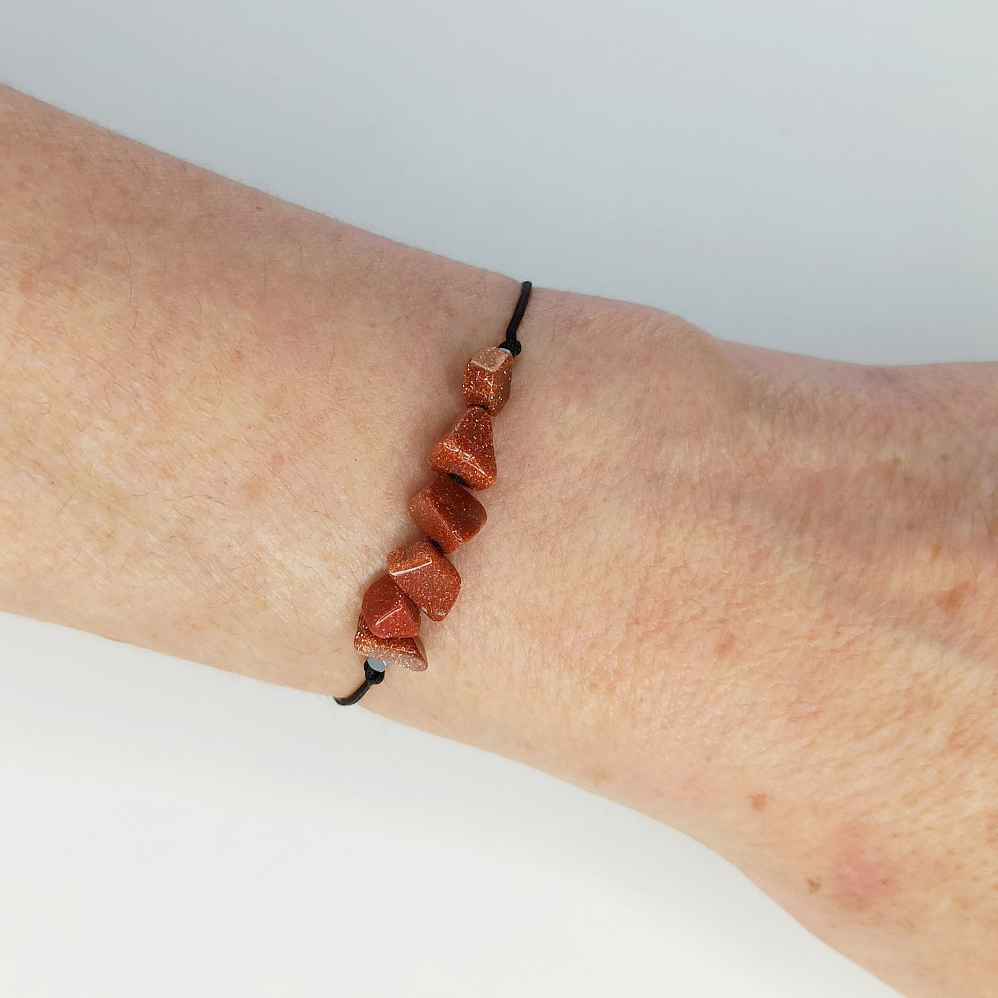 Pulsera con piedra natural de lluvia de oro. - NellayComplements #