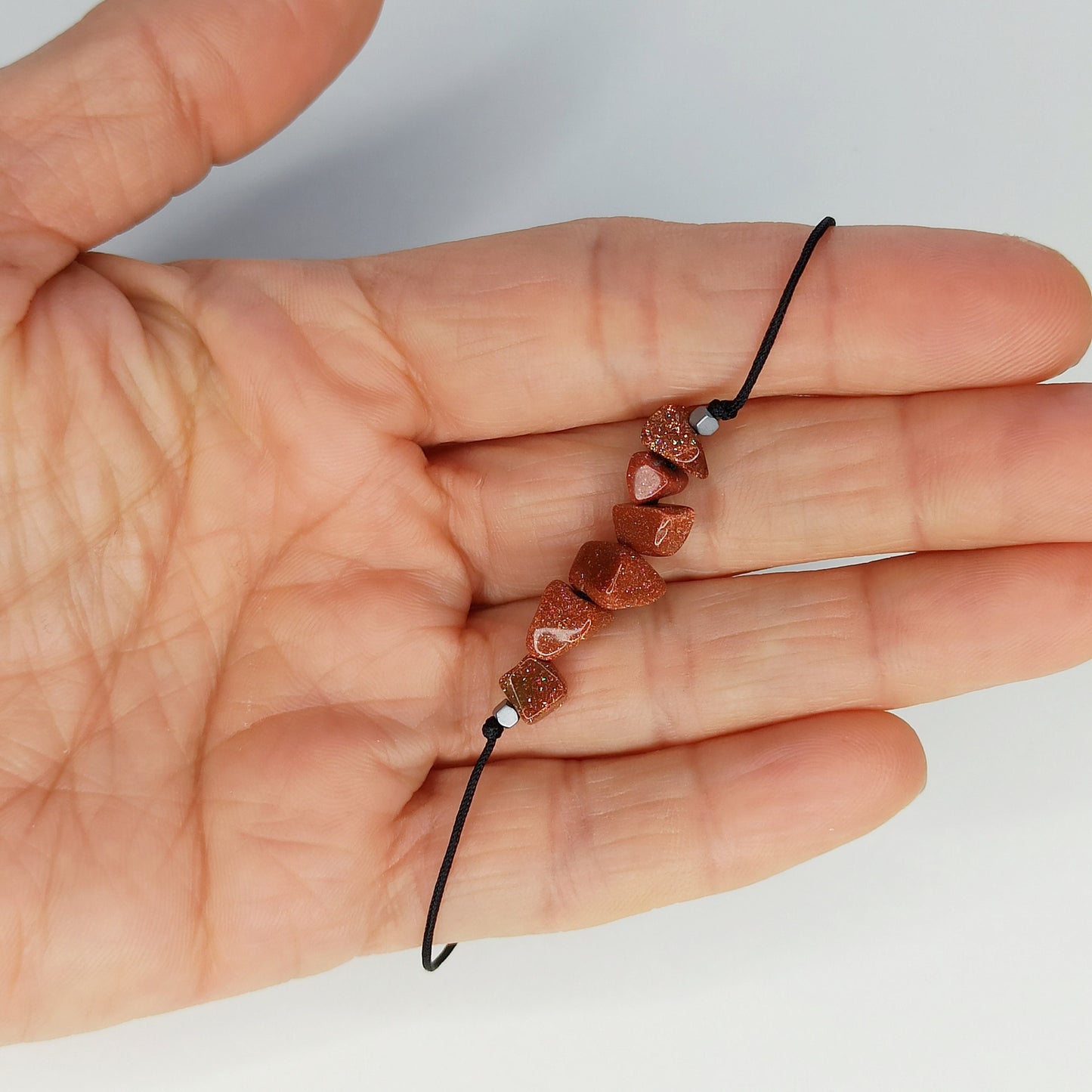 Pulsera con piedra natural de lluvia de oro. - NellayComplements #