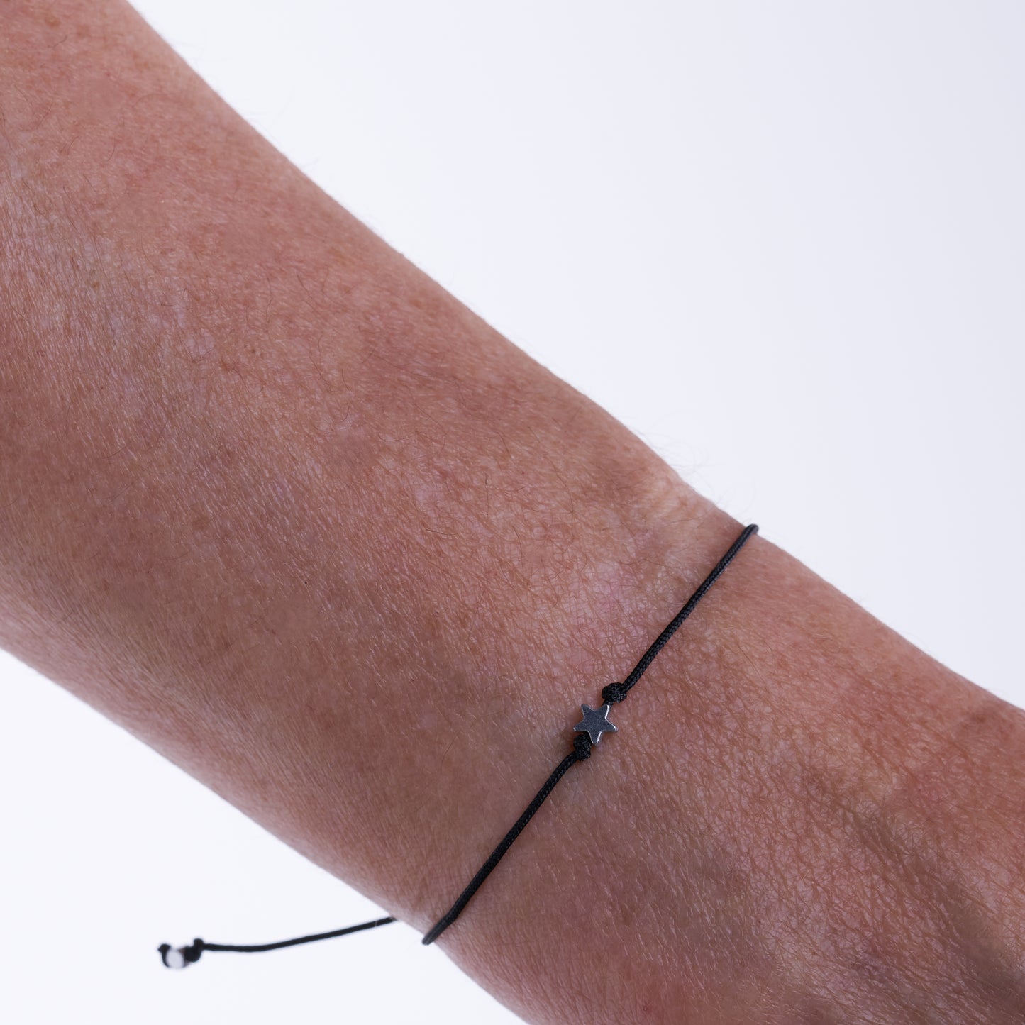 Pulsera de cordon con diminuta estrella plateada. - NellayComplements #