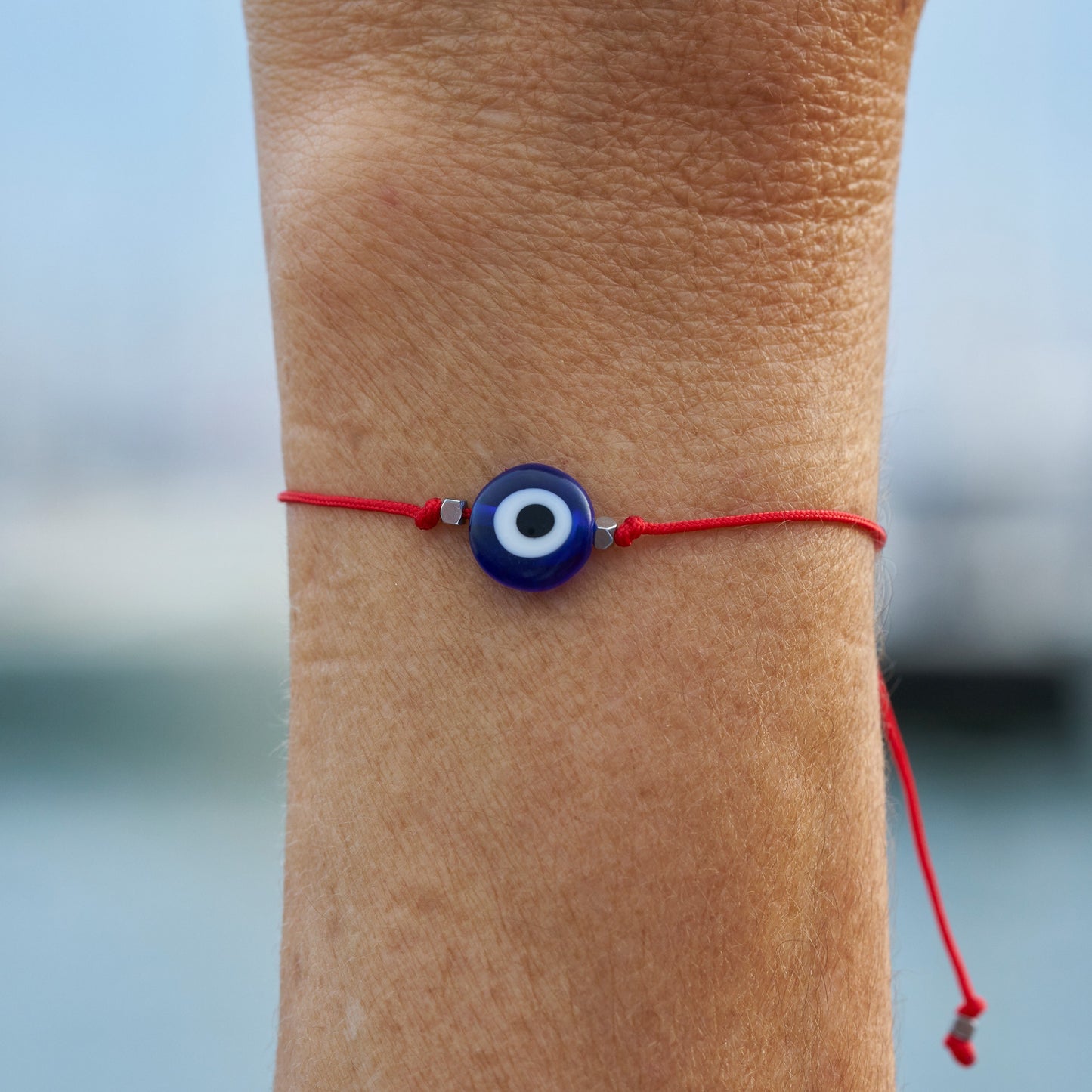 Este amuleto no solo es un accesorio de moda, sino también un símbolo de protección y buena energía.
