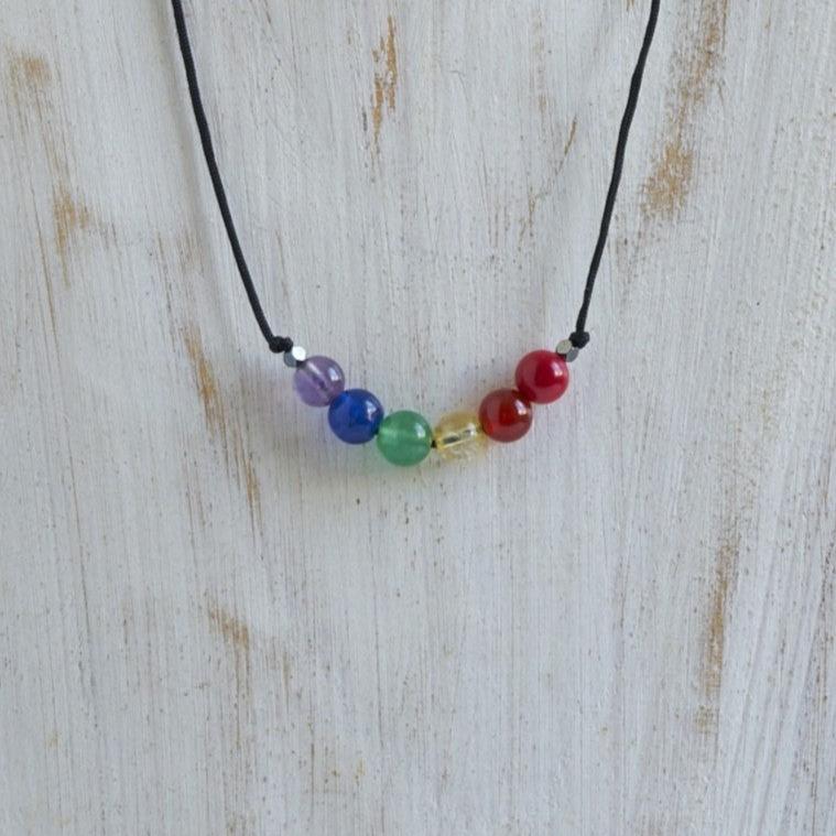 Joyería del Orgullo: Collar Artesanal con Piedras Naturales, ¡Un Toque de Color en tu Vida!