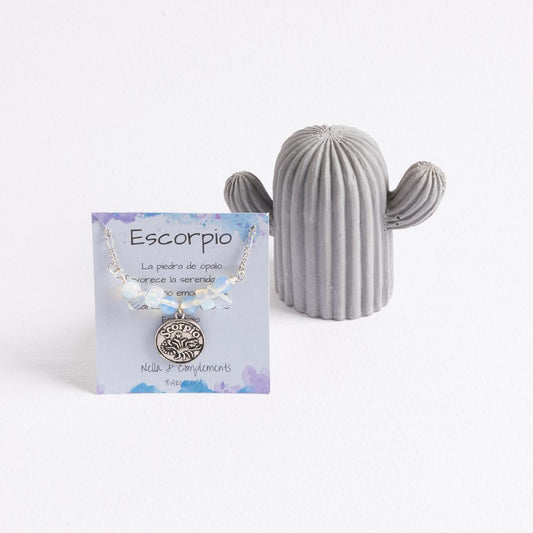 Collar informal de Escorpio, hecho a mano. Con ópalo, la piedra natural de tu signo. Diseño único para conectar con tu energía zodiacal. ¡Luce tu poder Escorpio! Collar artesanal para mujer.