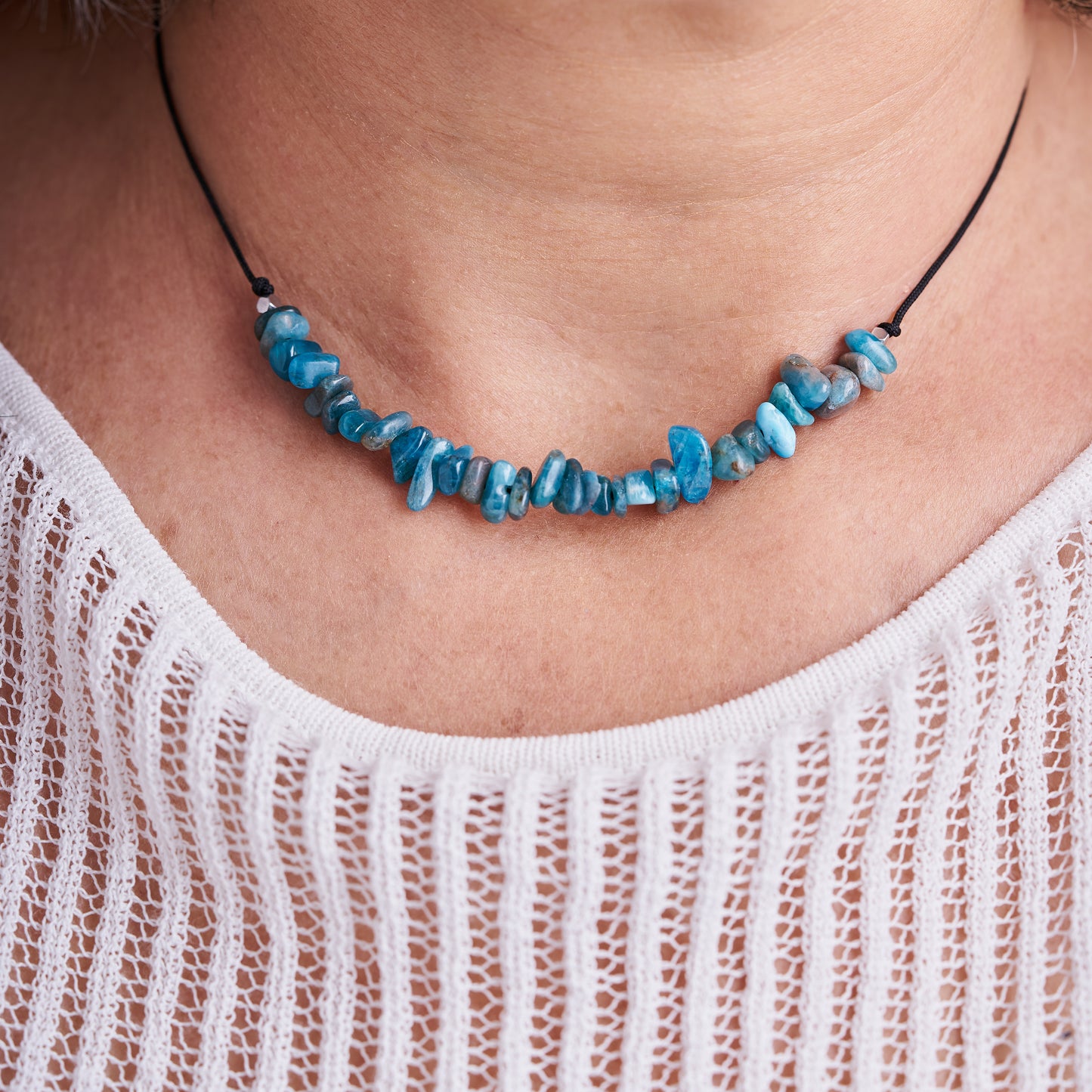 Collar con Apatita azul irregular, piedra natural