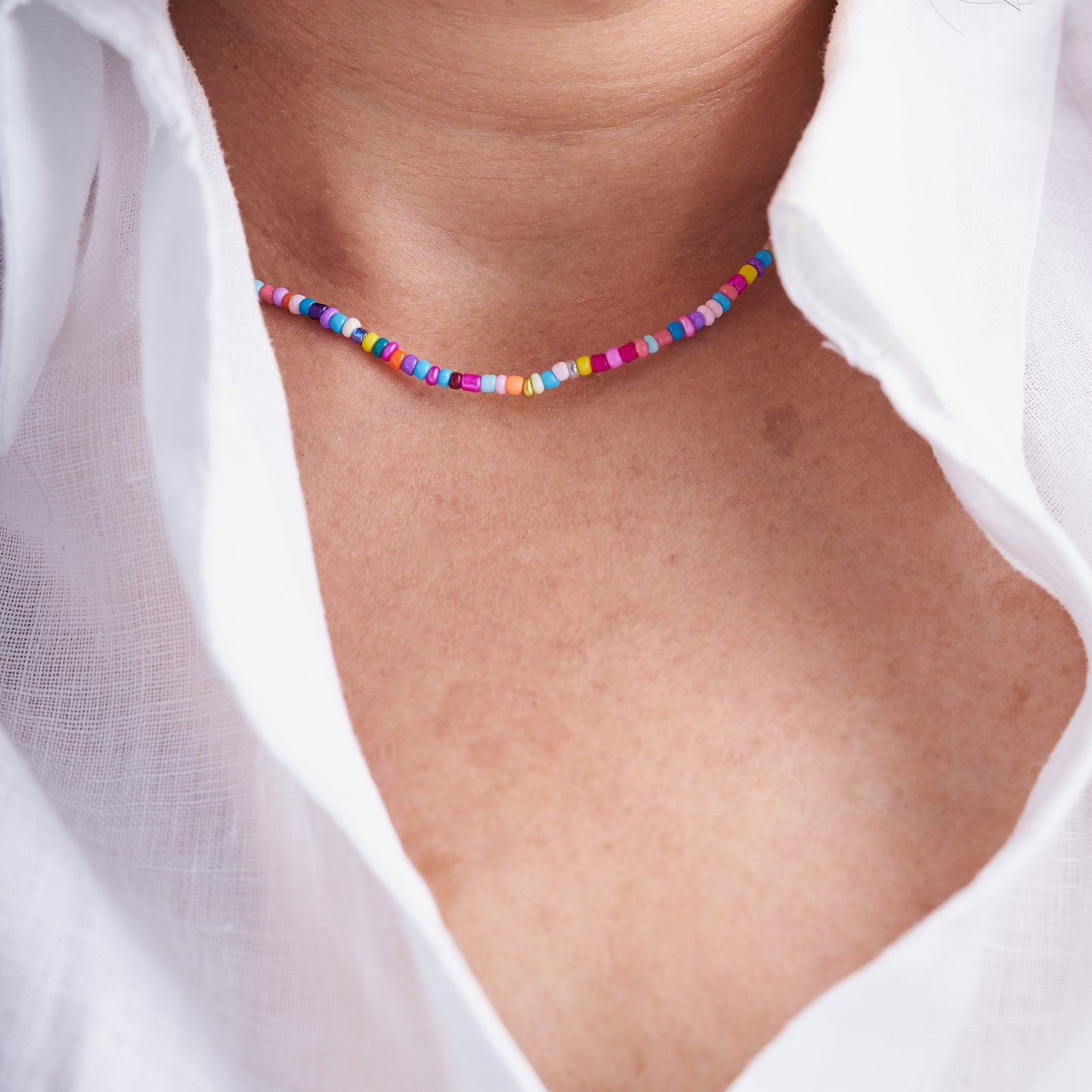 Collar o Choker de cuentas multicolor.