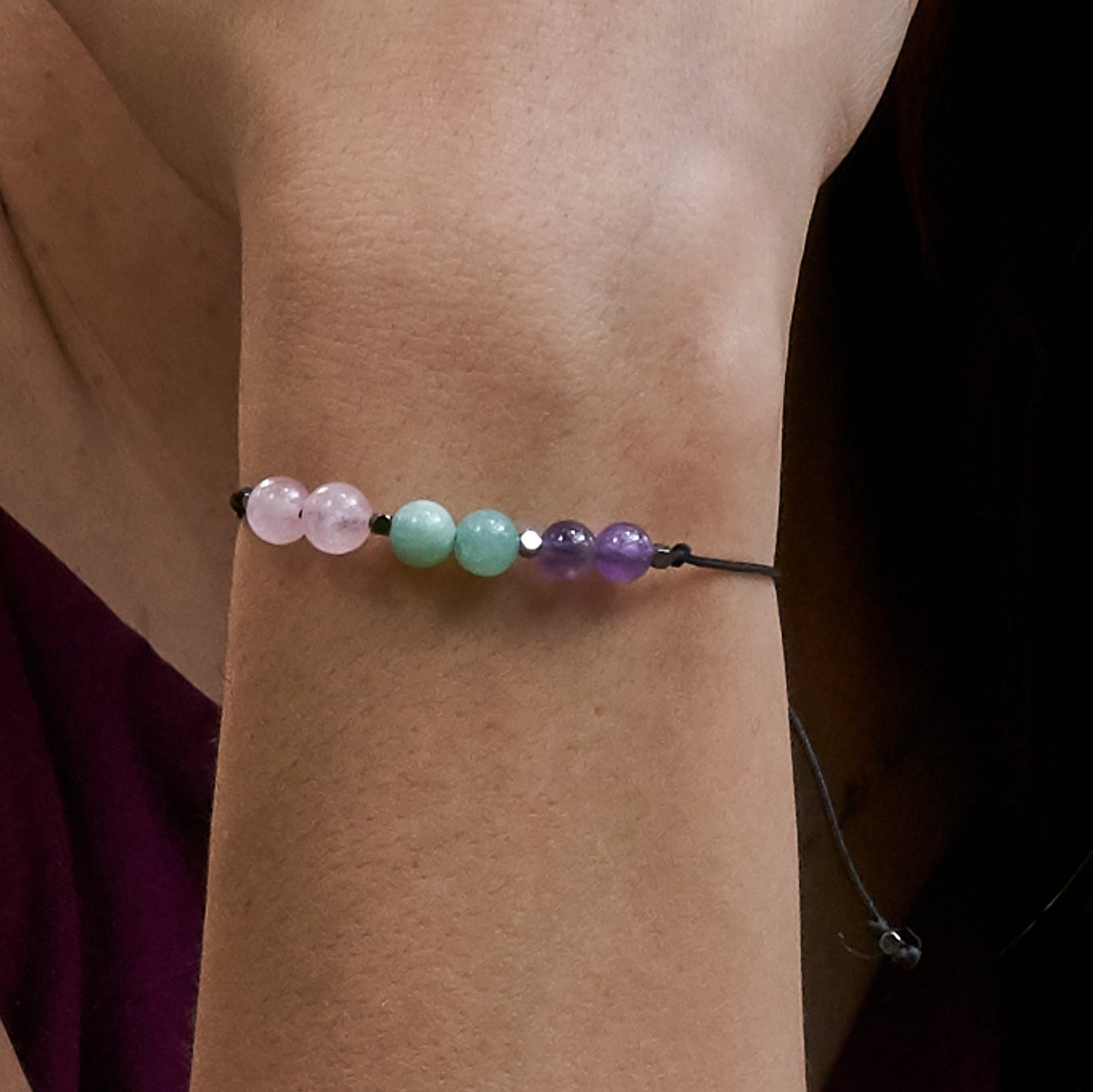 pulsera ajustable con piedras naturales, el regalo perfecto para atraer el amor.