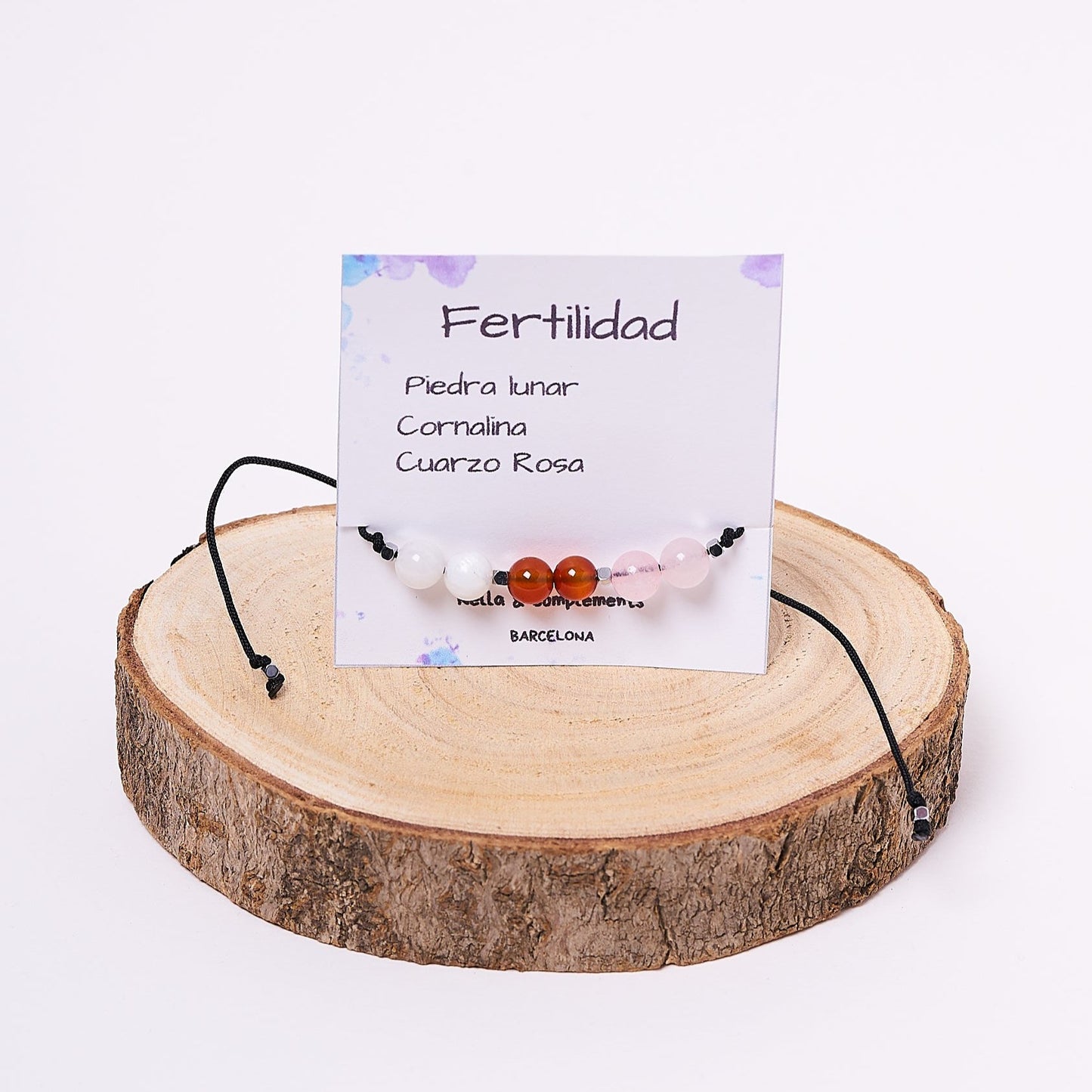 pulsera ajustable hecha a mano decorada con piedras naturales que promueven la fertilidad.