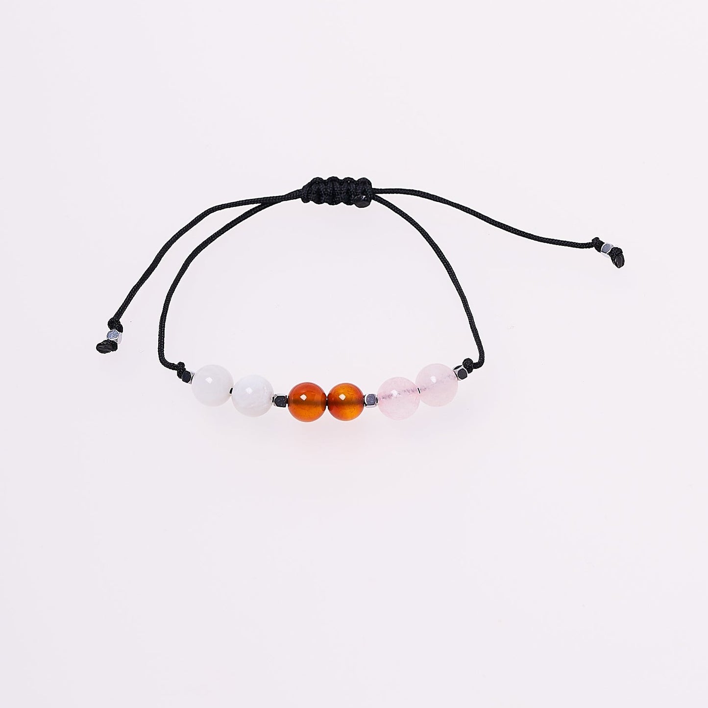 pulsera ajustable hecha a mano decorada con piedras naturales que promueven la fertilidad.