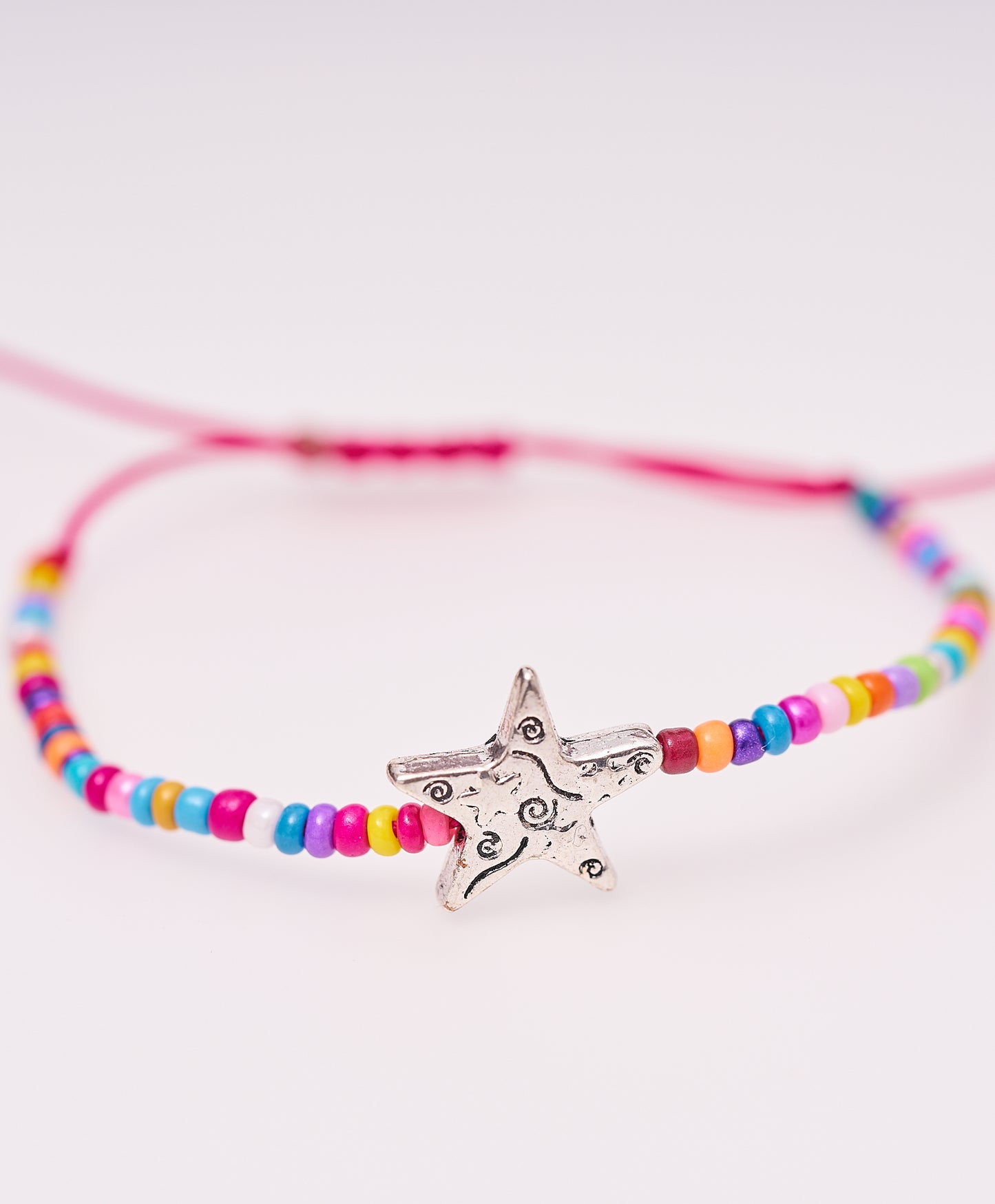 Pulsera de cuentas multicolores con estrella en plateado.