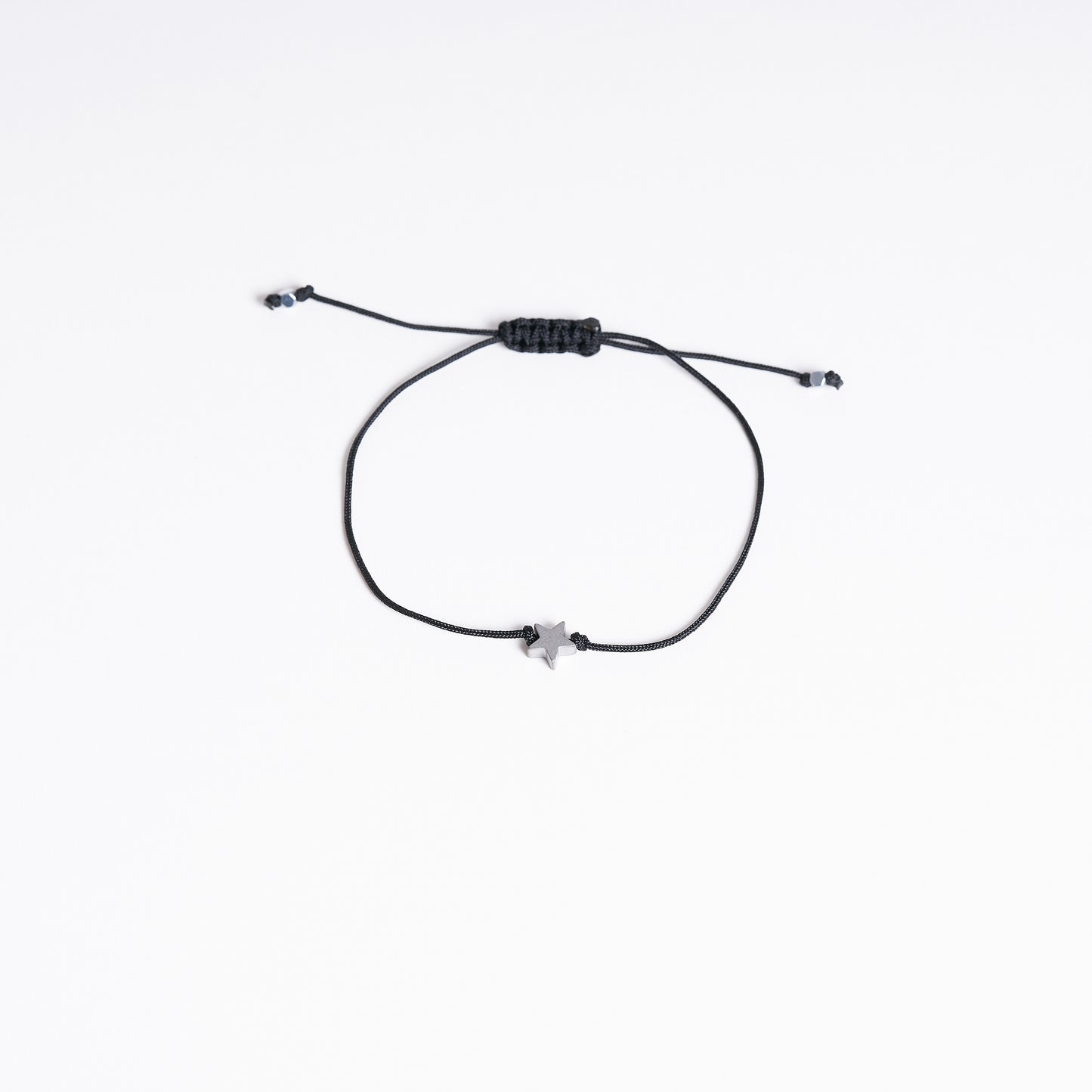 Pulsera de cordon con diminuta estrella plateada. - NellayComplements #