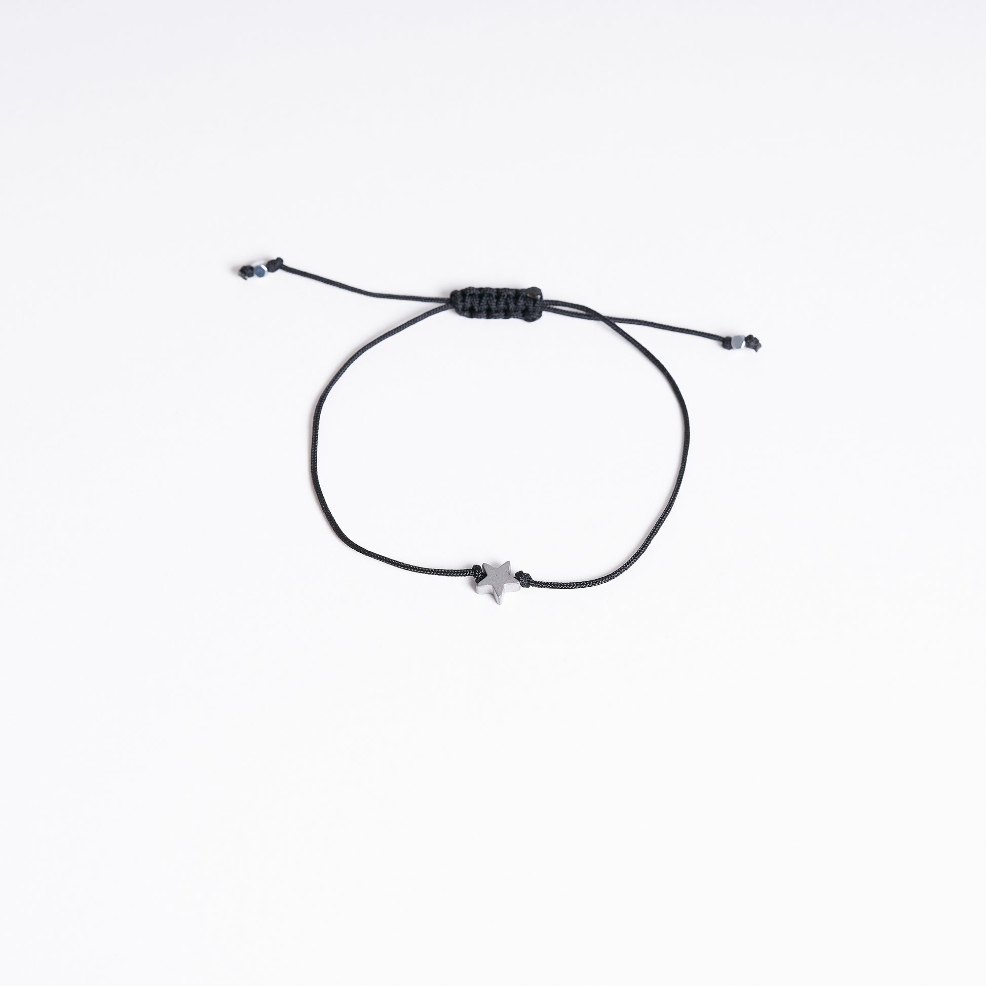 Pulsera de cordon con diminuta estrella plateada. - NellayComplements #