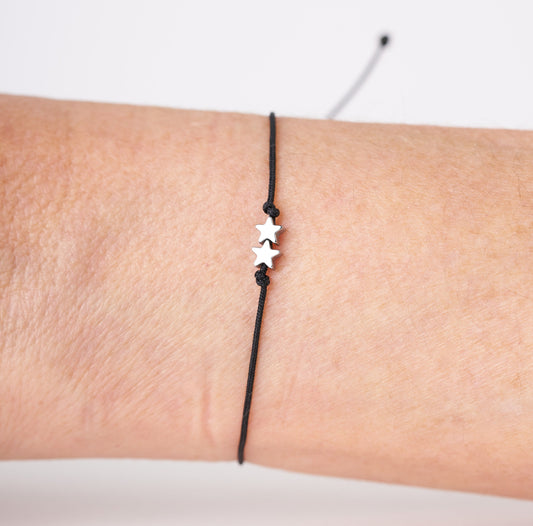 Pulsera con estrellas diminutas.