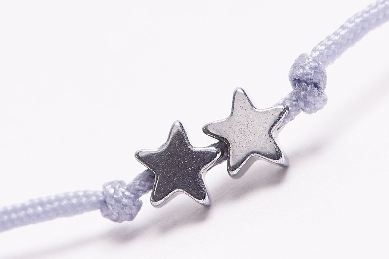 Pulsera con estrellas diminutas.