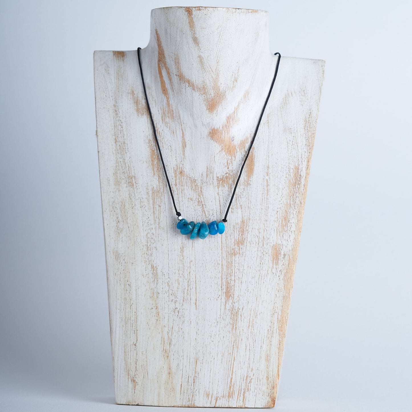 Collar con apatita azul, Piedra natural