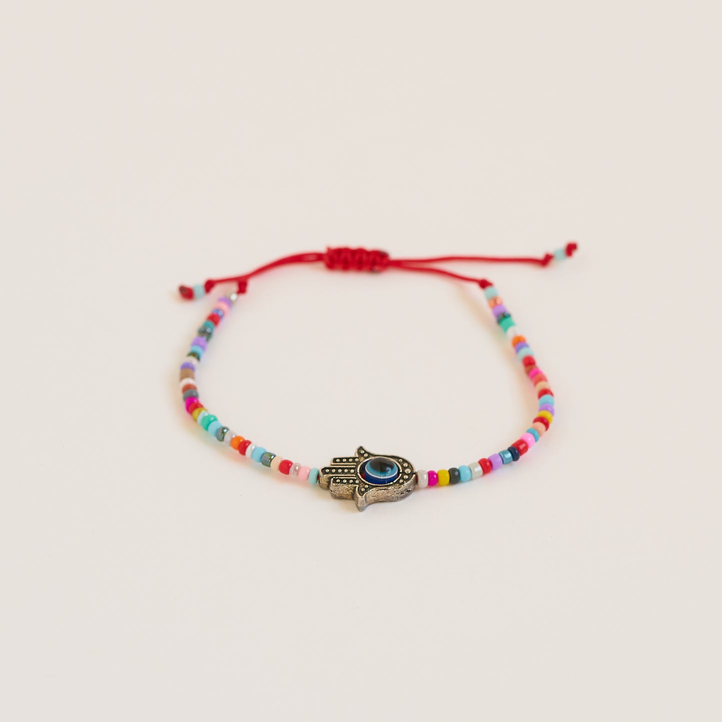 Pulsera de cuentas de mostacillas y mano de hamsa